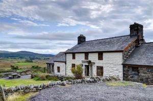 an old stone house on the side of a hill at 3 Bed in Blaenau Ffestiniog oc-wah538 in Trawsfynydd