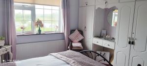 Postel nebo postele na pokoji v ubytování Cozy Cottage Retreat in Listowel pet friend + 31 fotografií