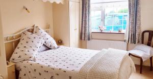 En eller flere senge i et værelse på Pet friendly Immaculate 2-Bed Cottage in Listowel