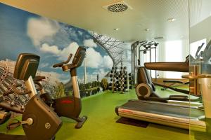 Fitness center at/o fitness facilities sa H4 Hotel München Messe