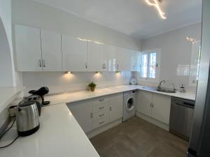 Kuchyňa alebo kuchynka v ubytovaní Family villa with pool, walk to beach, restaurants and shopping