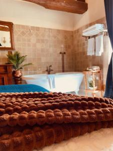 uma casa de banho com banheira e banheira em Holiday home Haras du Ry em Brévands