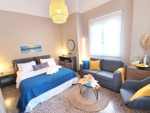 Łóżko lub łóżka w pokoju w obiekcie Cute Suite Apt., close to metro and highway