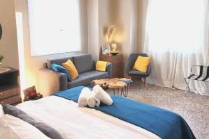 Łóżko lub łóżka w pokoju w obiekcie Cute Suite Apt., close to metro and highway