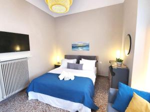 Łóżko lub łóżka w pokoju w obiekcie Cute Suite Apt., close to metro and highway
