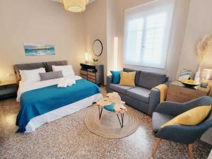 sypialnia z łóżkiem i kanapą w obiekcie Cute Suite Apt., close to metro and highway w Atenach