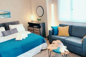 Łóżko lub łóżka w pokoju w obiekcie Cute Suite Apt., close to metro and highway