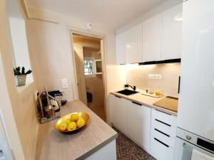 Kuchnia lub aneks kuchenny w obiekcie Cute Suite Apt., close to metro and highway