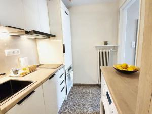 Kuchnia lub aneks kuchenny w obiekcie Cute Suite Apt., close to metro and highway