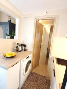 Kuchnia lub aneks kuchenny w obiekcie Cute Suite Apt., close to metro and highway