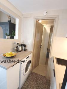 Kuchnia lub aneks kuchenny w obiekcie Cute Suite Apt., close to metro and highway
