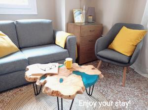 salon z kanapą i stolikiem kawowym w obiekcie Cute Suite Apt., close to metro and highway w Atenach