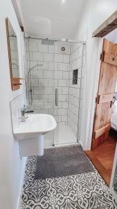 Et badeværelse på Bluebell Copse Cottages New Forest with Hot Tub