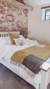 En eller flere senge i et værelse på Bluebell Copse Cottages New Forest with Hot Tub