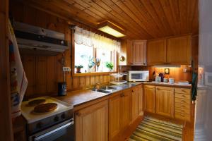 Kuchyň nebo kuchyňský kout v ubytování Cozy cottage in Sunnemo
