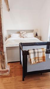 سرير أو أسرّة في غرفة في Bluebell Copse Cottages New Forest with Hot Tub