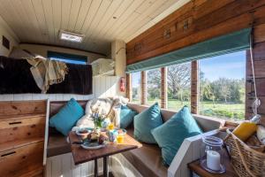 una sala de estar en una casa pequeña en The Hoot Romantic Glamping en Southwick