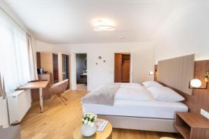 Un pat sau paturi într-o cameră la das mondsee