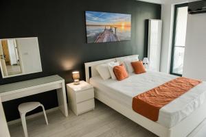 Un pat sau paturi într-o cameră la Diamond View Apartments