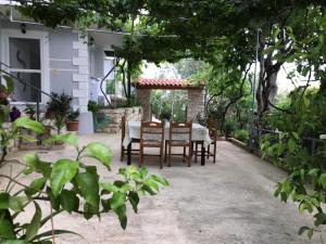 NivicëにあるNivice Holiday Houseの庭園(テーブル、椅子付)