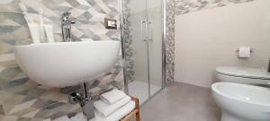 un bagno con lavandino e WC di CI VULIA b&b - Sicilia sea, pool, bbq, tv, wi-fi ad Alcamo Marina Altre 37 foto
