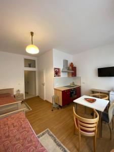 ein Wohnzimmer mit einem Tisch und einem Esszimmer in der Unterkunft City Apartment in Nürnberg in Nürnberg