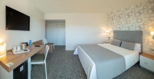 ベニドルムにあるHotel RH Corona del Mar 4* Supの大きなベッドとデスクが備わるホテルルームです。