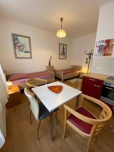 eine Küche und ein Wohnzimmer mit einem Tisch und Stühlen in der Unterkunft City Apartment in Nürnberg in Nürnberg