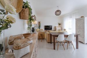 uma cozinha e sala de estar com mesa e cadeiras em Casa do Avô Zé - Silveira - Santa Cruz em Santa Cruz