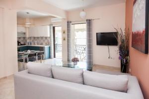 un soggiorno con divano e tavolo di Great Apartment in Piraeus a Pireo