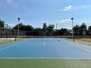 Tenis a/nebo squash v ubytování Simos Camping Elafonisos & Bungalows nebo okolí