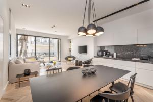 uma cozinha e sala de estar com mesa e cadeiras em Stunning and design 2BDR Apartment em Tel Aviv