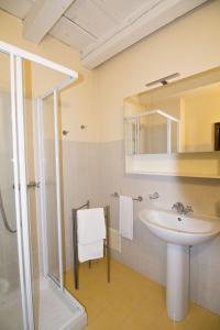 ein Bad mit einem Waschbecken und einer Dusche in der Unterkunft Residence dei Frutti pieno centro - Il Ribes in Padua