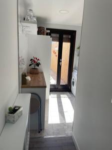 una cocina con una puerta que da a una lavandería en El Salvador, en Cuenca