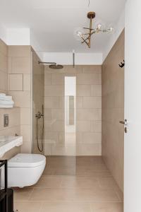 uma casa de banho com uma banheira, um lavatório e um chuveiro em Arbio I Luxury Apartments in East Side Gallery em Berlim