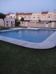 una gran piscina en un patio con edificios en LOFT LA CASITA en Almería