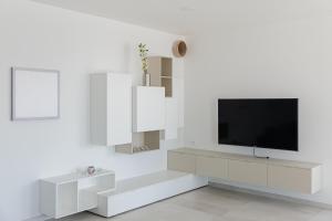 Televízia a/alebo spoločenská miestnosť v ubytovaní Villa Lonely Place
