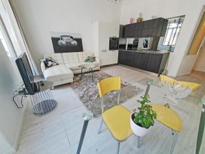 ein Wohnzimmer mit einem Sofa, einem Tisch und Stühlen in der Unterkunft Casa Bianca - 2 Bedroom Design Apartment in Triest