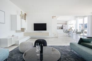 Televízia a/alebo spoločenská miestnosť v ubytovaní Villa Lonely Place