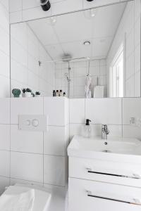 Kylpyhuone majoituspaikassa Forenom Aparthotel Stockholm Bromma