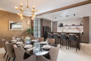 comedor con mesa y sillas y cocina en Luxury Villa Mia - Sevid en Sevid