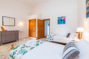 Ein Bett oder Betten in einem Zimmer der Unterkunft Luxusfinca Son Mas
