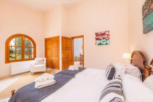 Ein Bett oder Betten in einem Zimmer der Unterkunft Luxusfinca Son Mas