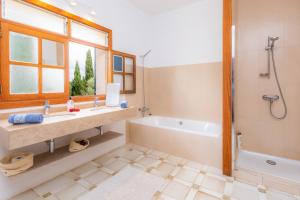 Ein Badezimmer in der Unterkunft Luxusfinca Son Mas