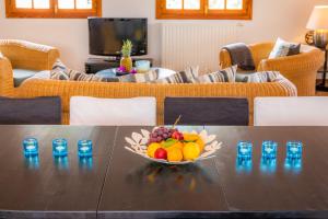eine Schale mit Obst auf einem Tisch in einem Wohnzimmer in der Unterkunft Luxusfinca Son Mas in Felanitx