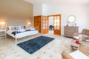Ein Bett oder Betten in einem Zimmer der Unterkunft Luxusfinca Son Mas