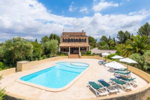 Der Swimmingpool an oder in der Nähe von Luxusfinca Son Mas