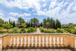 eine Treppe in einem Garten mit Bäumen und Sträuchern in der Unterkunft Luxusfinca Son Mas in Felanitx + 18 Fotos
