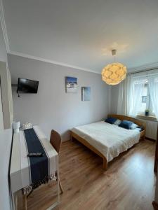 Un dormitorio con una cama y una mesa. en Willa Olimp, en Władysławowo