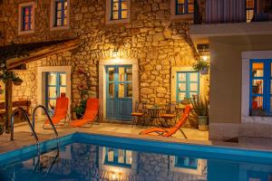 una villa con piscina di notte di Lovely Croatian Story bei Crikvenica a Grižane